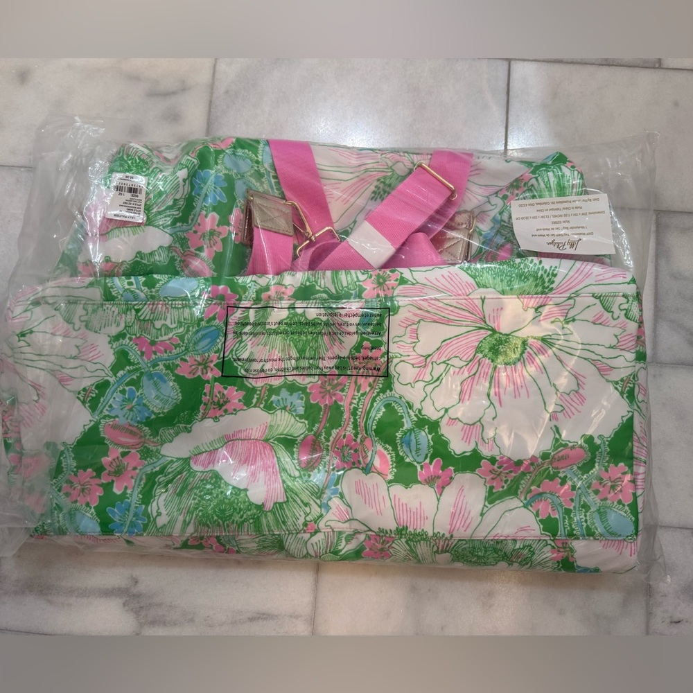 Lilly Pulitzer GWP Weekender Bag in Putting Green Poppyland Print. - Picture 3 of 7